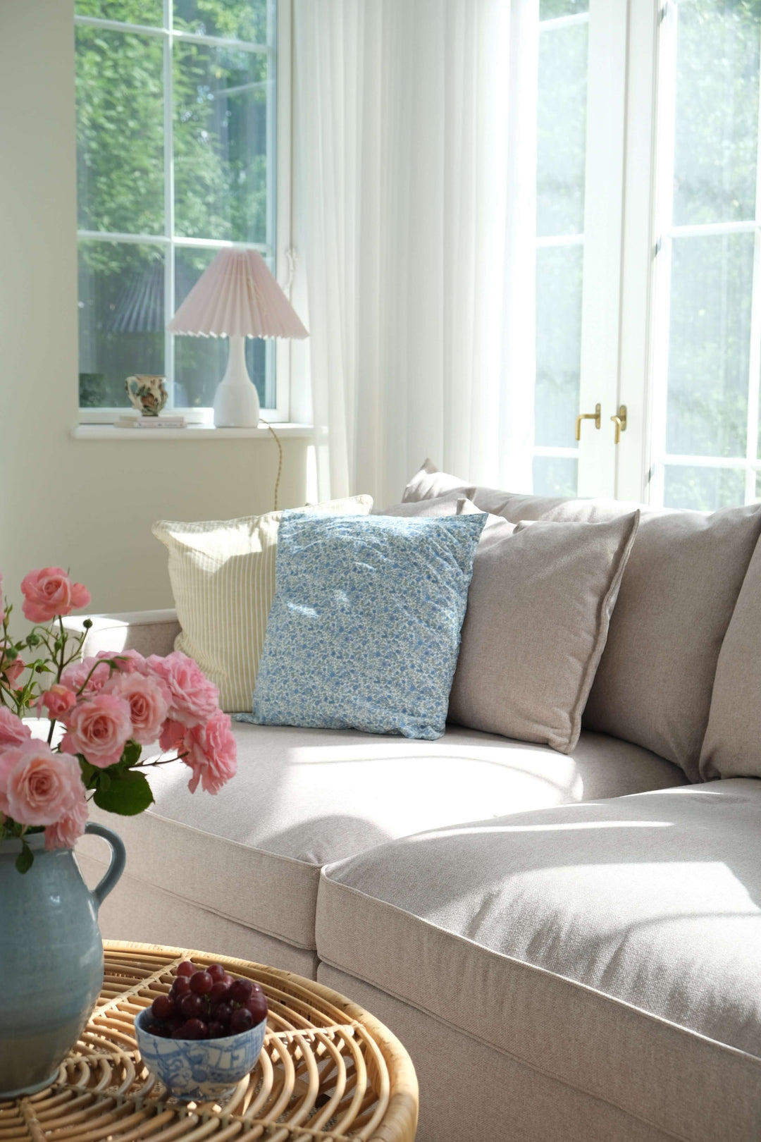 Sofa styling – leg med puder og plaider for et personligt præg