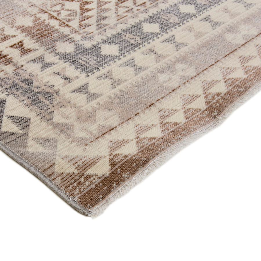 Mohaw Beige tæppe med geometriske mønstre i afdæmpede farver, lavet af slidstærk polypropylen.