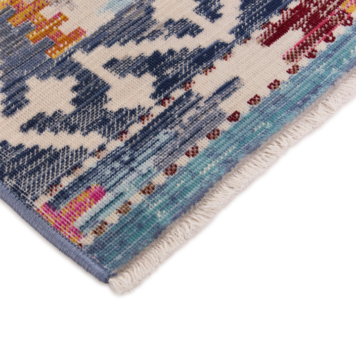 Close-up of Mohaw Multicolour tæppe showcasing intricate geometric patterns and vibrant colors.